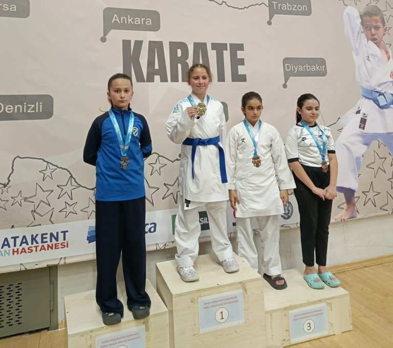 Kartepeli karateciler kürsüden inmedi! - Resim : 6