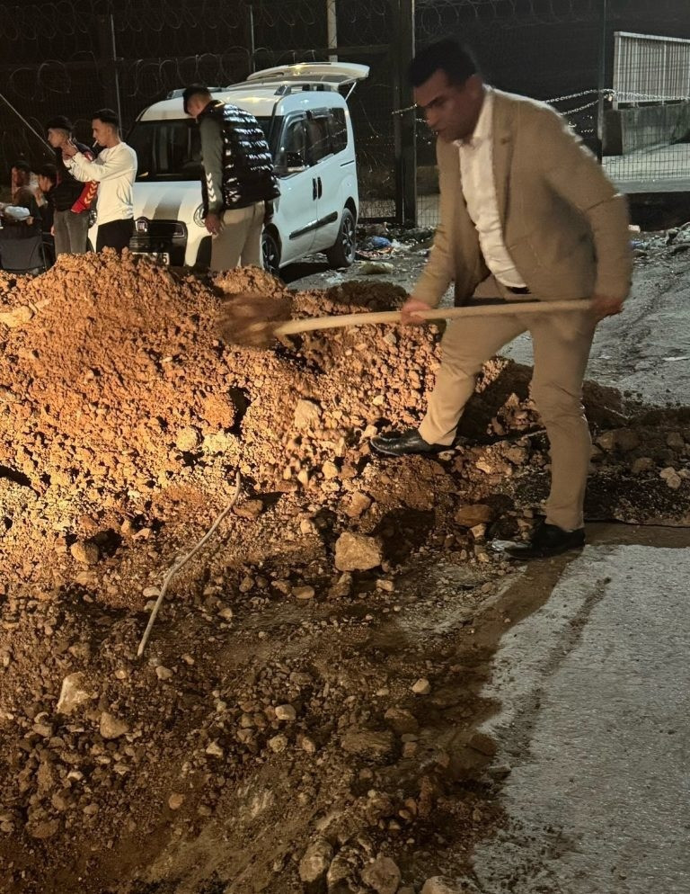 Liman işletmesi sahili kazdı, vatandaş çukurları küreklerle doldurdu! - Resim : 1