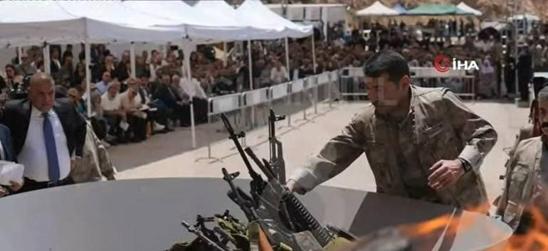 Terör örgütü PKK silahlarını yaktı - Resim: 2