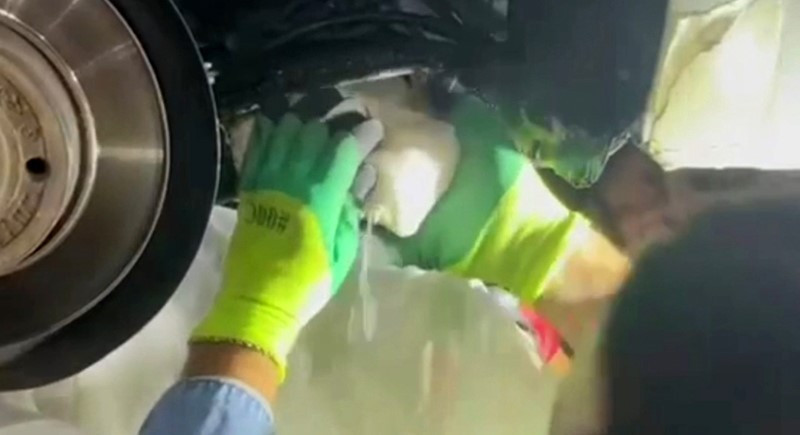 Aracın dingillerine gizlemiş! Tam 7 kilo... - Resim : 1