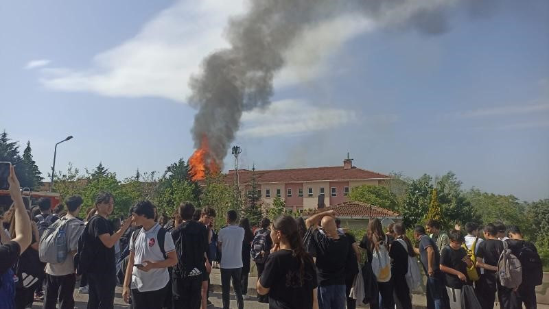 Lisenin çatısında yangın çıktı! - Resim : 1