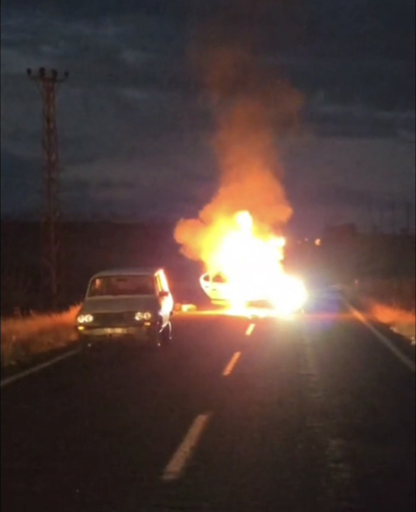 Alev alan otomobil bomba gibi patladı! - Resim : 2