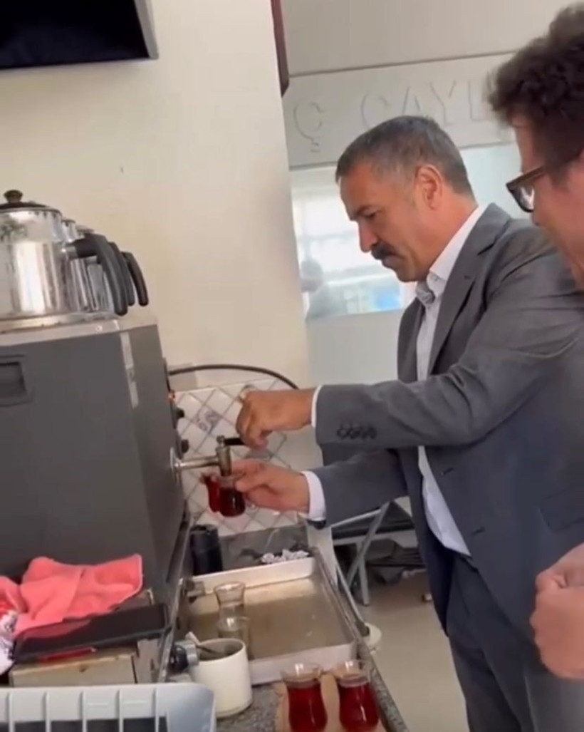 Önce doldurdu, sonra ikram etti; Çaylar Milletvekilinden! - Resim : 1