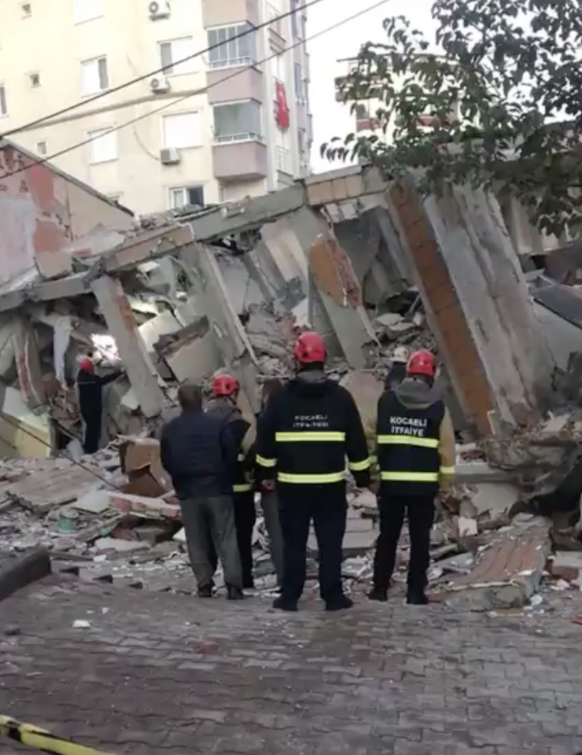 Enkaz altında kalanlar var: Kocaeli’de 6 katlı bina çöktü - Resim : 6