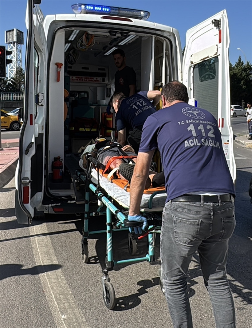 Motosiklet ve otomobil çarpıştı... Sürücünün başında gözyaşı döktü! - Resim : 3