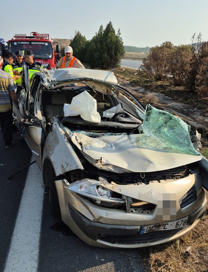 Otoyolda tıra çarpan otomobil hurdaya döndü - Resim : 2
