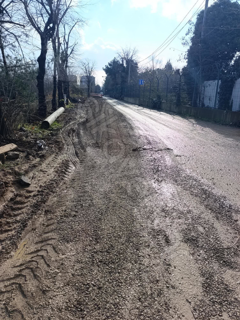 Kocaeli'de bir vatandaş onarılmayan yoldan dolayı vatandaş isyan etti! "İvedi çözüm talep ediyoruz" - Resim : 1