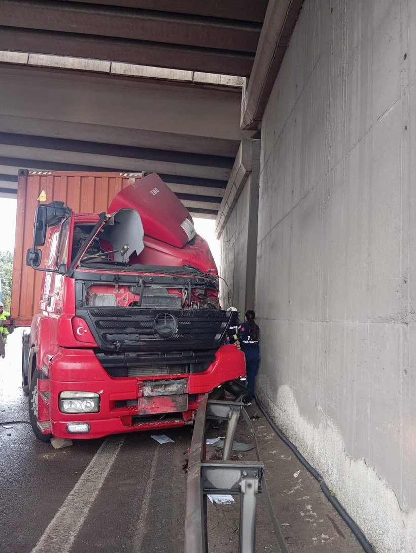 Kaza yapan TIR'ın altında kalan sürücü hayatını kaybetti! - Resim : 2