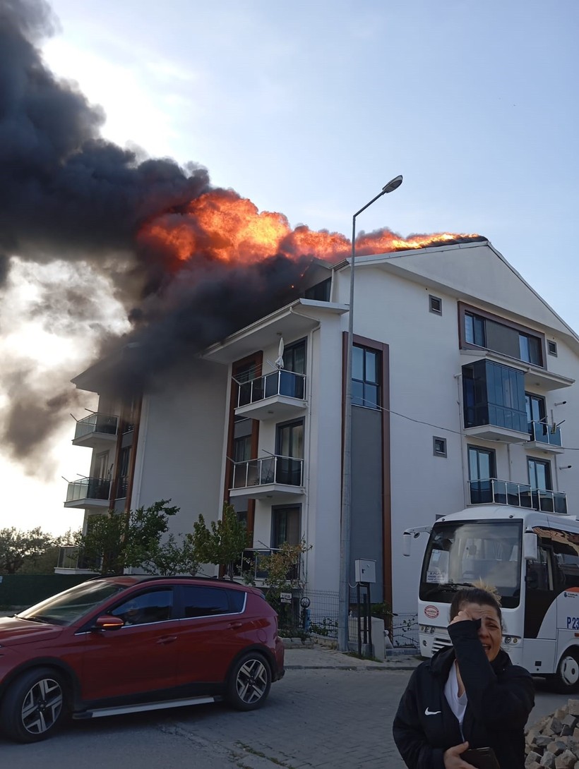 Çatı alev alev yandı, bina sakinleri gözyaşları içinde izledi - Resim : 4