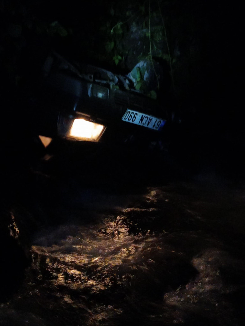 Kontrolden çıkan araç dereye uçtu: 4 kişi son anda kurtarıldı! - Resim : 1