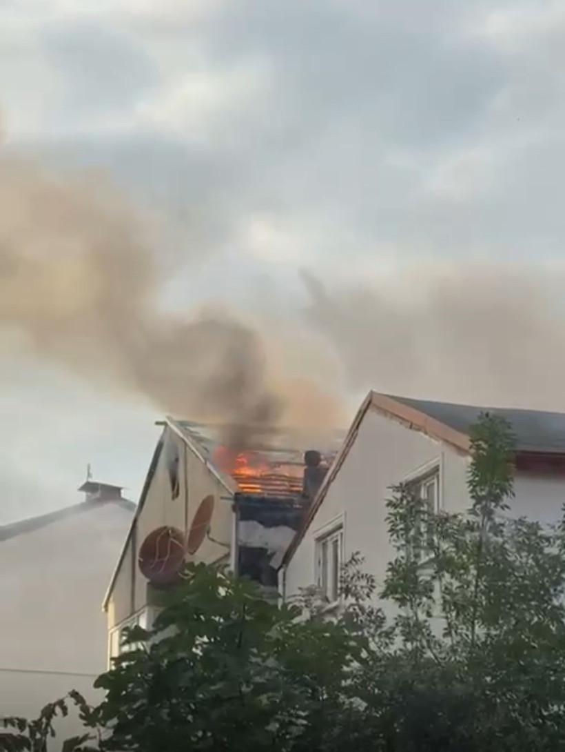 Çatıda çıkan yangın korkuttu! Mahalle dumanla kaplandı! - Resim : 2