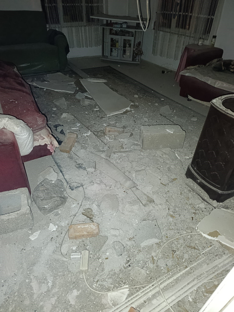 Depremde bir evin tavanı çöktü! - Resim : 2