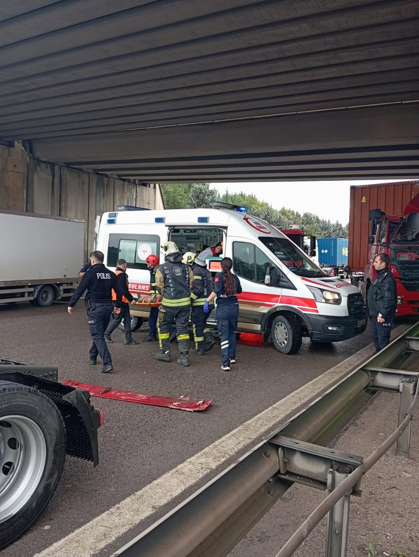 Kaza yapan TIR'ın altında kalan sürücü hayatını kaybetti! - Resim : 3
