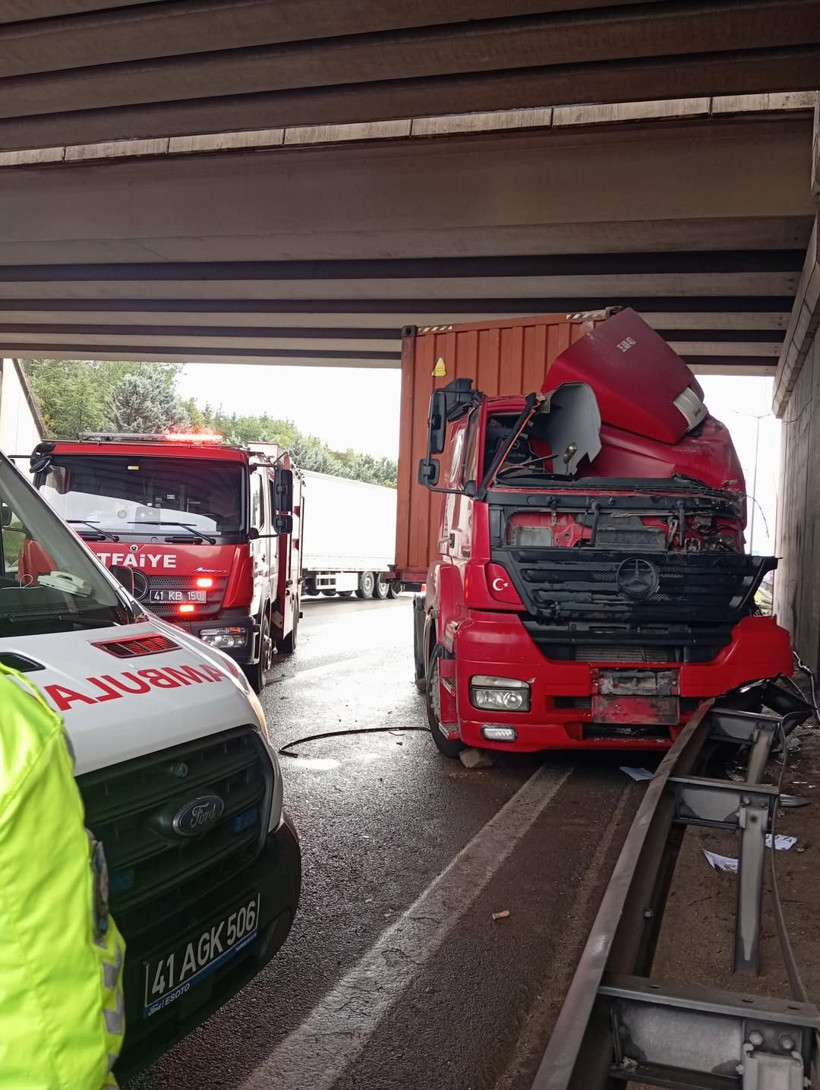 Kaza yapan TIR'ın altında kalan sürücü hayatını kaybetti! - Resim : 1
