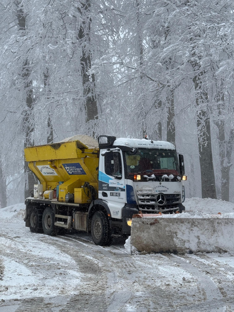 Kocaeli’de karla mücadele devam ediyor: Ekipler 24 saat görevde - Resim : 2