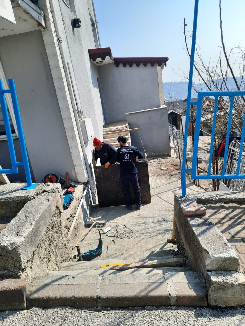 Engelli vatandaşa rampa yapıldı - Resim: 2