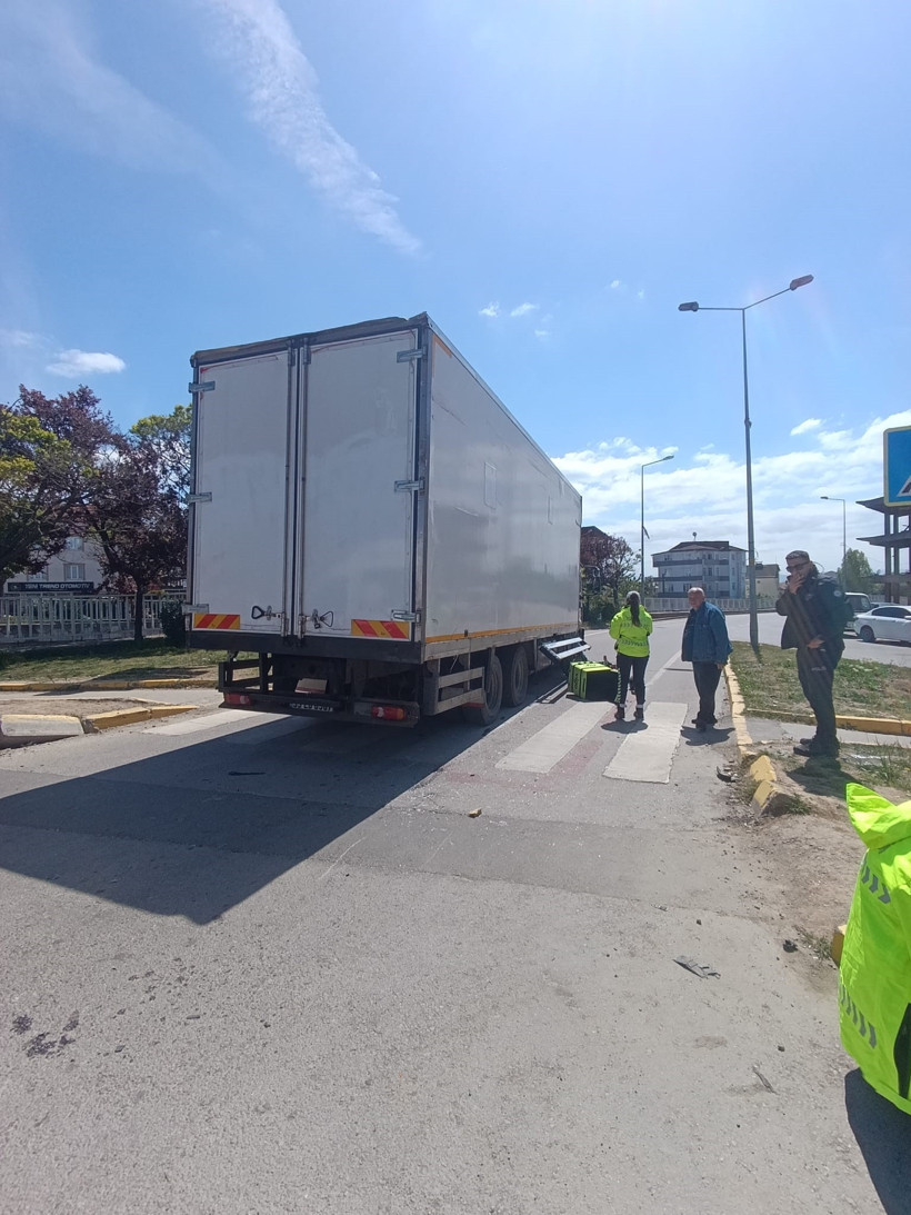 Kamyon ile motosiklet çarpıştı: Yaralı var! - Resim : 2