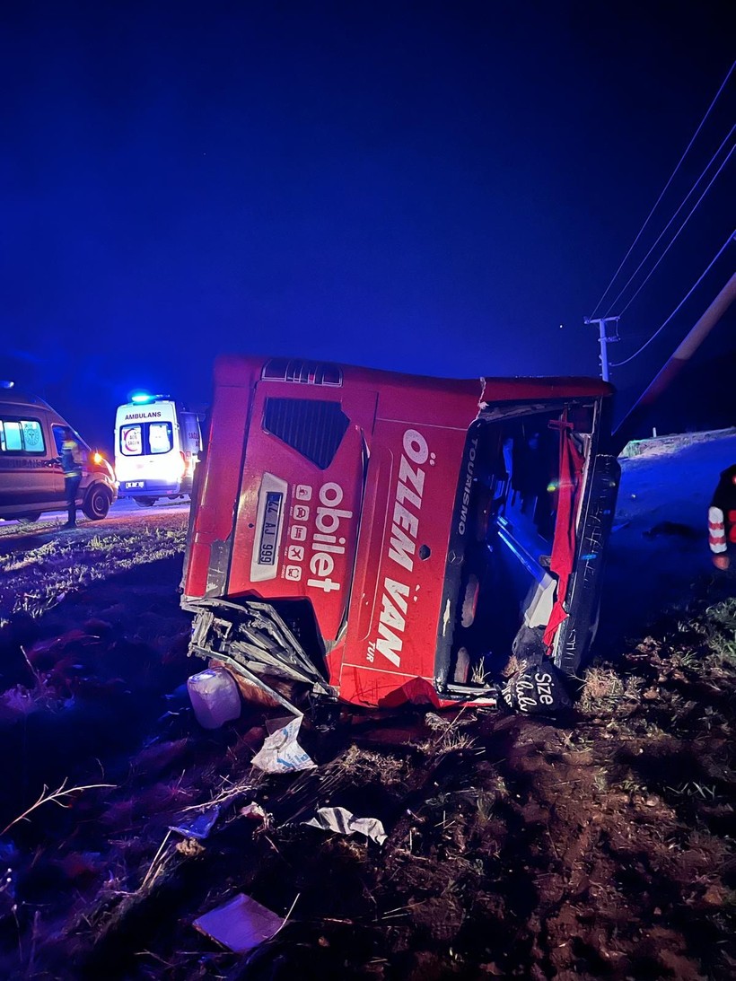 Yolcu otobüsü devrildi! Çok sayıda yaralı var - Resim: 5