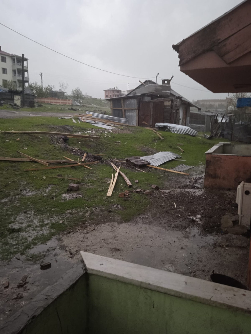 Fırtınaya dayanamadı... Aniden uçtu! - Resim : 1