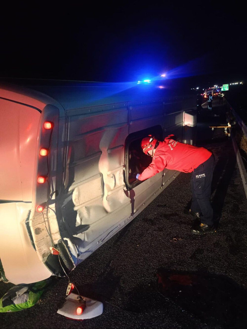 Minibüs devrildi, ölü yaralılar var - Resim: 7