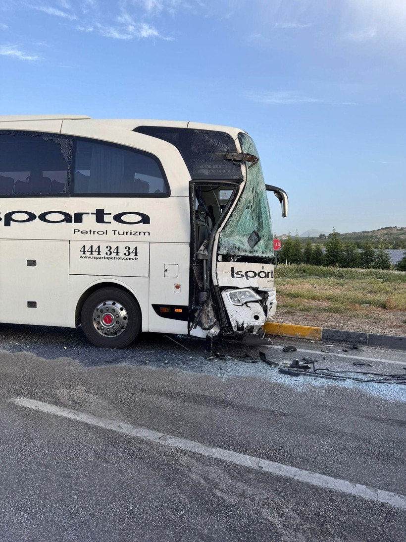 Korkutan kaza! İki yolcu otobüsü birbirine girdi! - Resim: 1