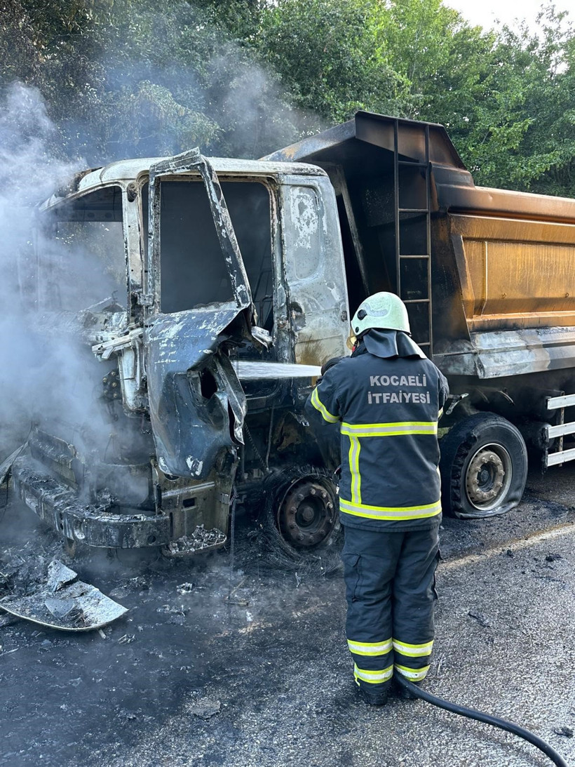 Seyir halindeki hafriyat kamyonu alev topuna döndü! - Resim : 4