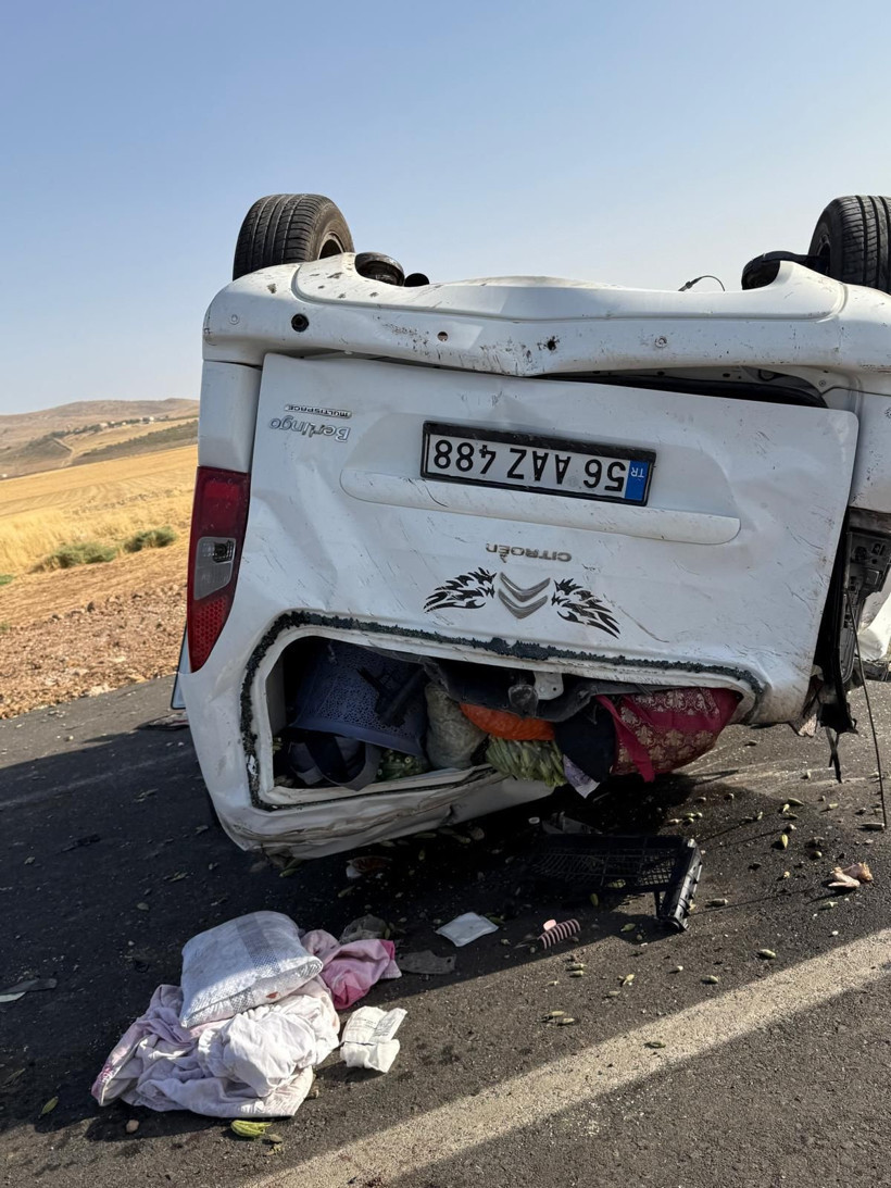 Refüje çarparak takla atan araç ters döndü: Yaralılar var! - Resim : 2