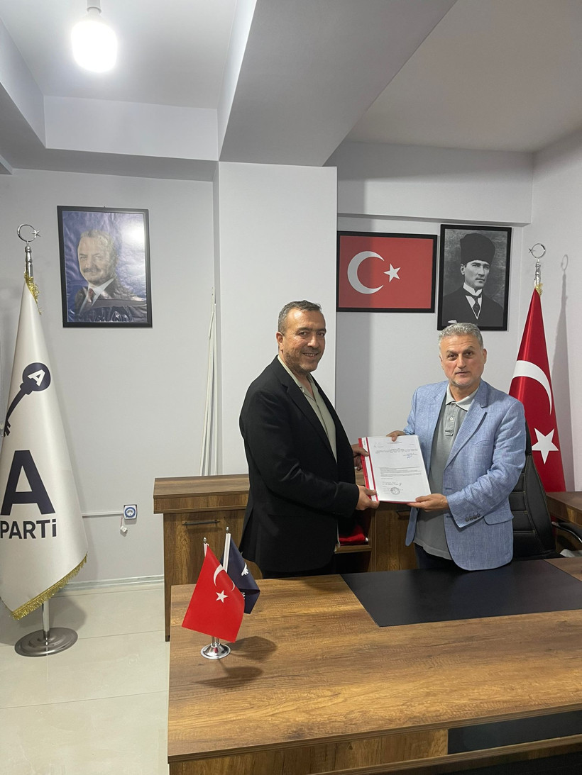 Anahtar Parti Kartepe'de devir teslim... Ertan Kuyruklu görevi devraldı - Resim : 1