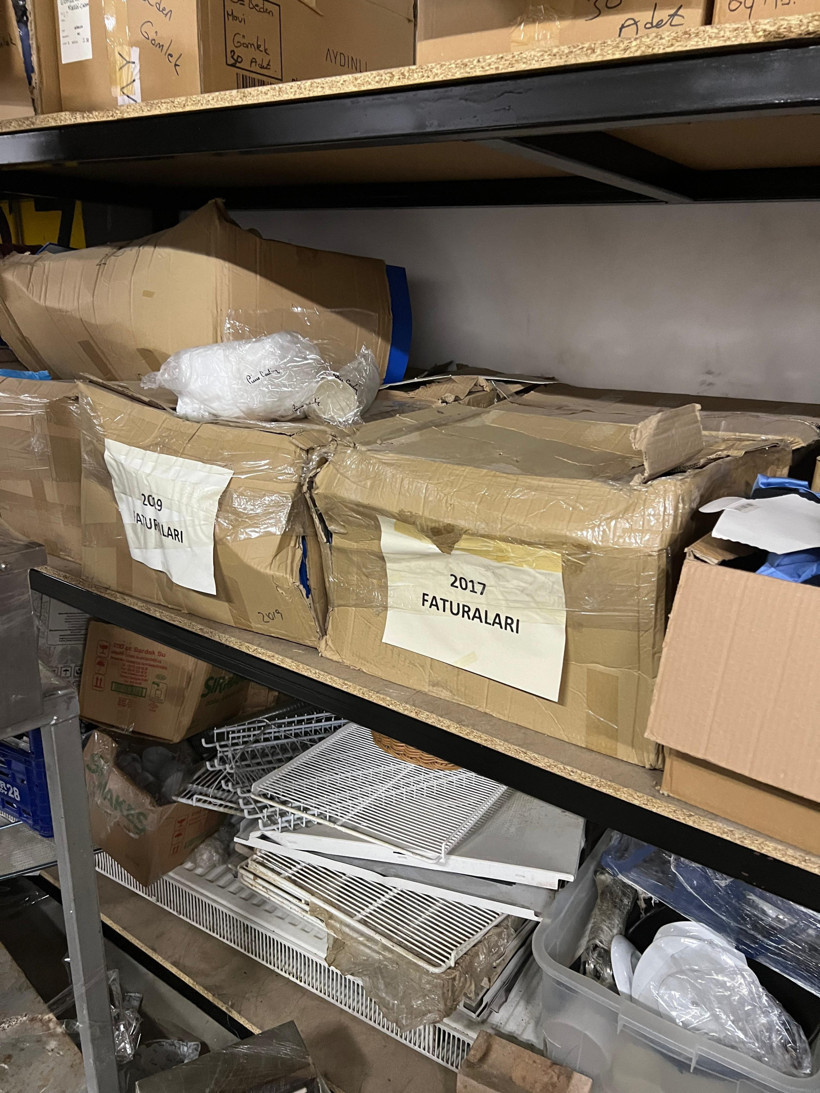 Bir yanda mutfak malzemeleri bir yanda rezalet! Belediye depoyu sahiplenmiyor - Resim : 1