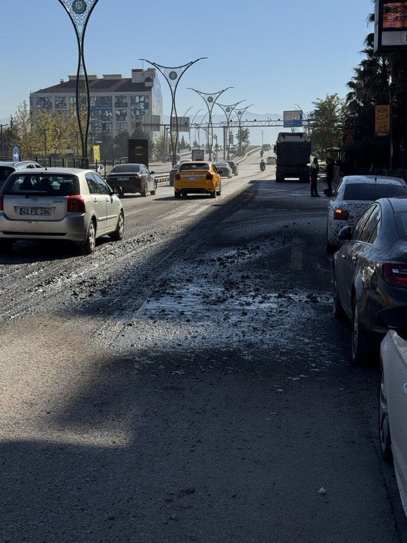 Şantiyeden çıkan kamyon çamuru döke döke gitti - Resim : 1