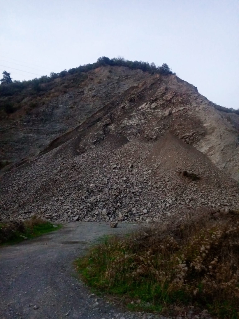 Toprak kayıyor; Tekrar açılmak istenen taşocağında büyük tehlike! - Resim : 1