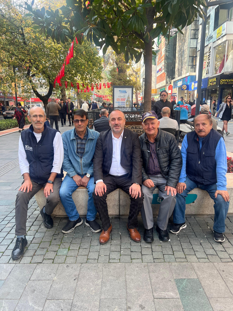 İlker Kazan, vatandaşa 'Derdin derdimdir' diyerek çay servis etti - Resim : 1