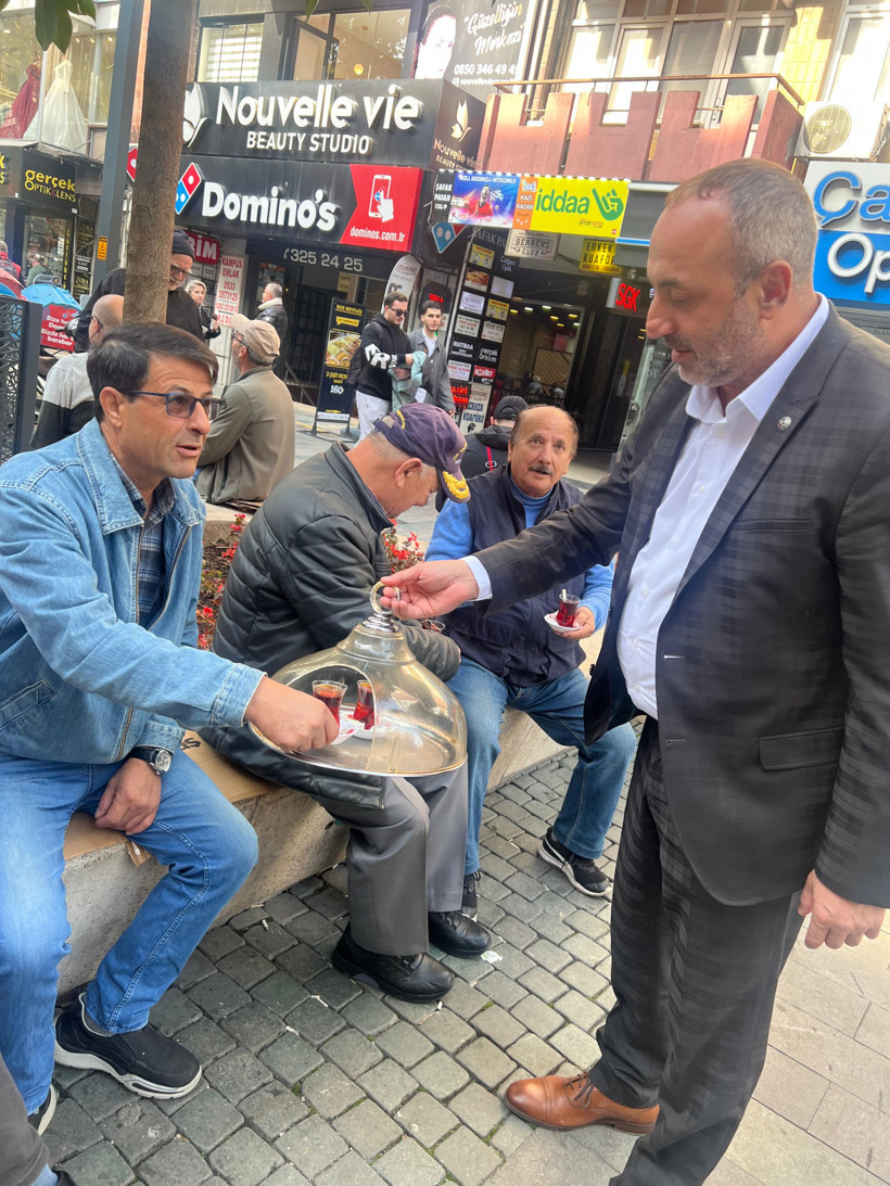 İlker Kazan, vatandaşa 'Derdin derdimdir' diyerek çay servis etti - Resim : 3