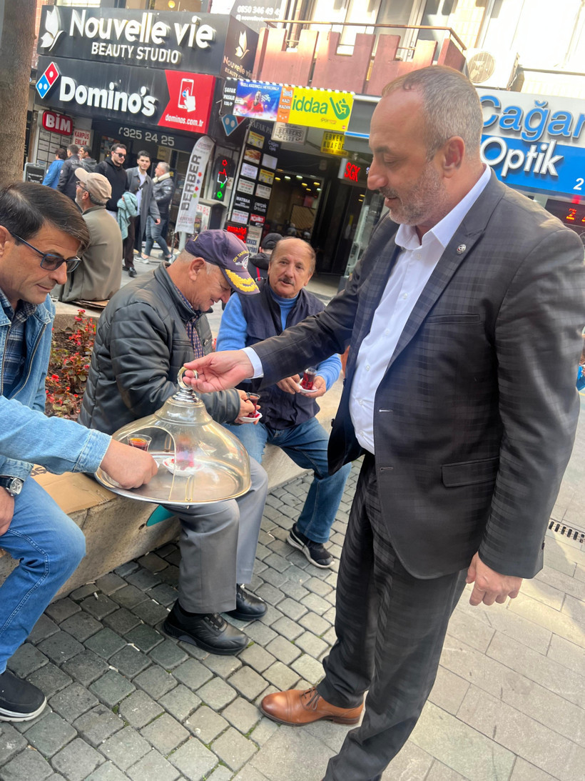 İlker Kazan, vatandaşa 'Derdin derdimdir' diyerek çay servis etti - Resim : 5