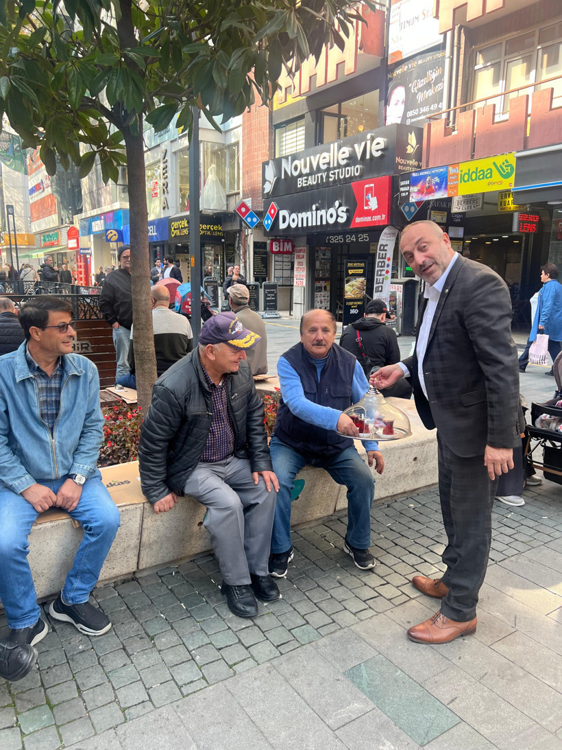 İlker Kazan, vatandaşa 'Derdin derdimdir' diyerek çay servis etti - Resim : 2