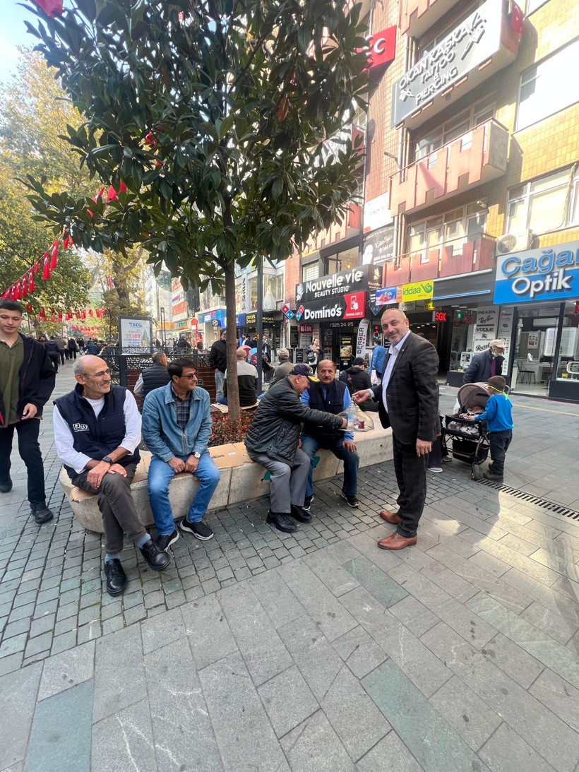 İlker Kazan, vatandaşa 'Derdin derdimdir' diyerek çay servis etti - Resim : 4