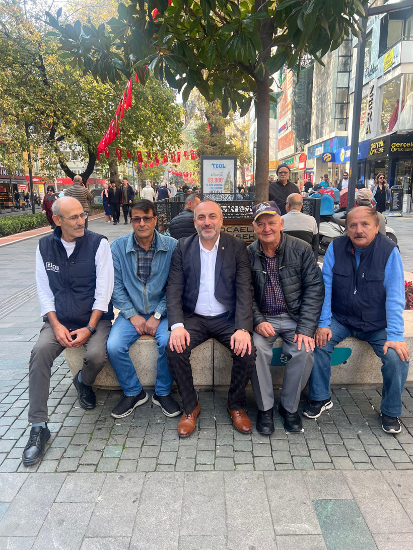 İlker Kazan, vatandaşa 'Derdin derdimdir' diyerek çay servis etti - Resim : 9