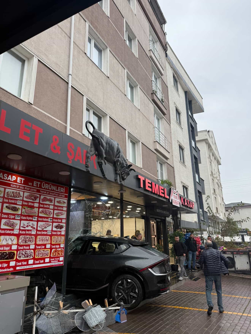 Kontrolden çıkan cip şarküteriye daldı - Resim : 2