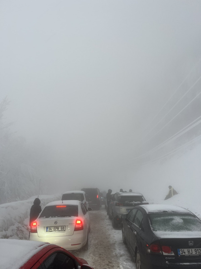 Kartepe yolu kapandı, yüzlerce kişi mahsur kaldı! - Resim : 3
