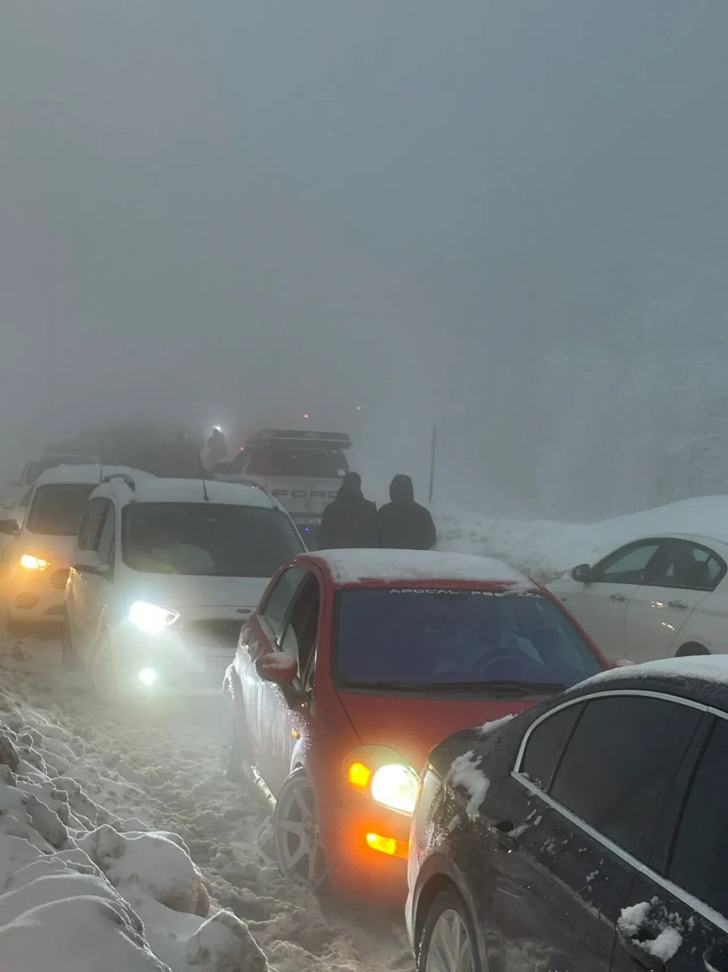 Kartepe yolu kapandı, yüzlerce kişi mahsur kaldı! - Resim : 2
