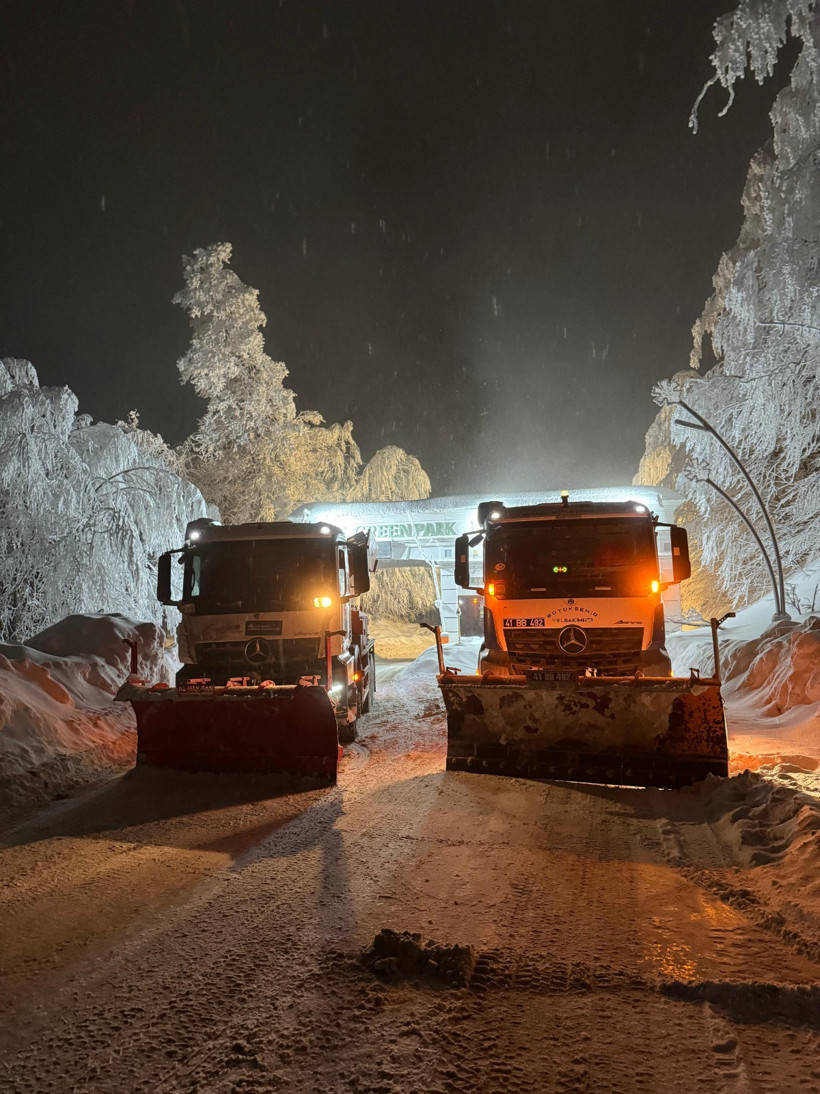 Kocaeli’de karla mücadele devam ediyor: Ekipler 24 saat görevde - Resim : 3