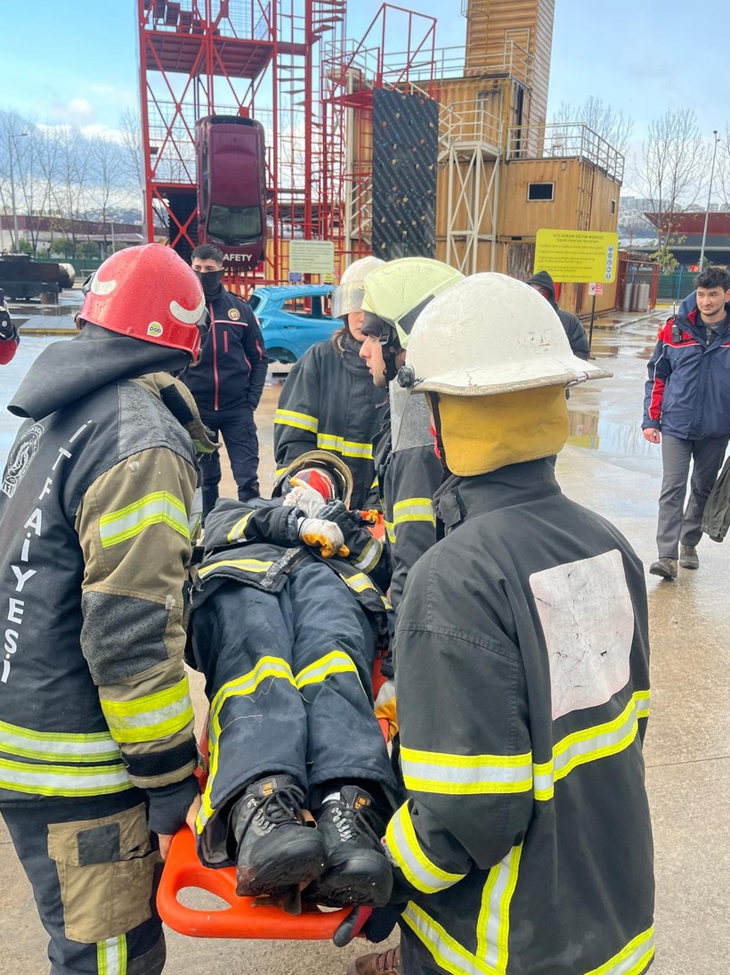 Kocaeli İtfaiyesi, gönüllü itfaiyecilik eğitimi verdi! - Resim : 2