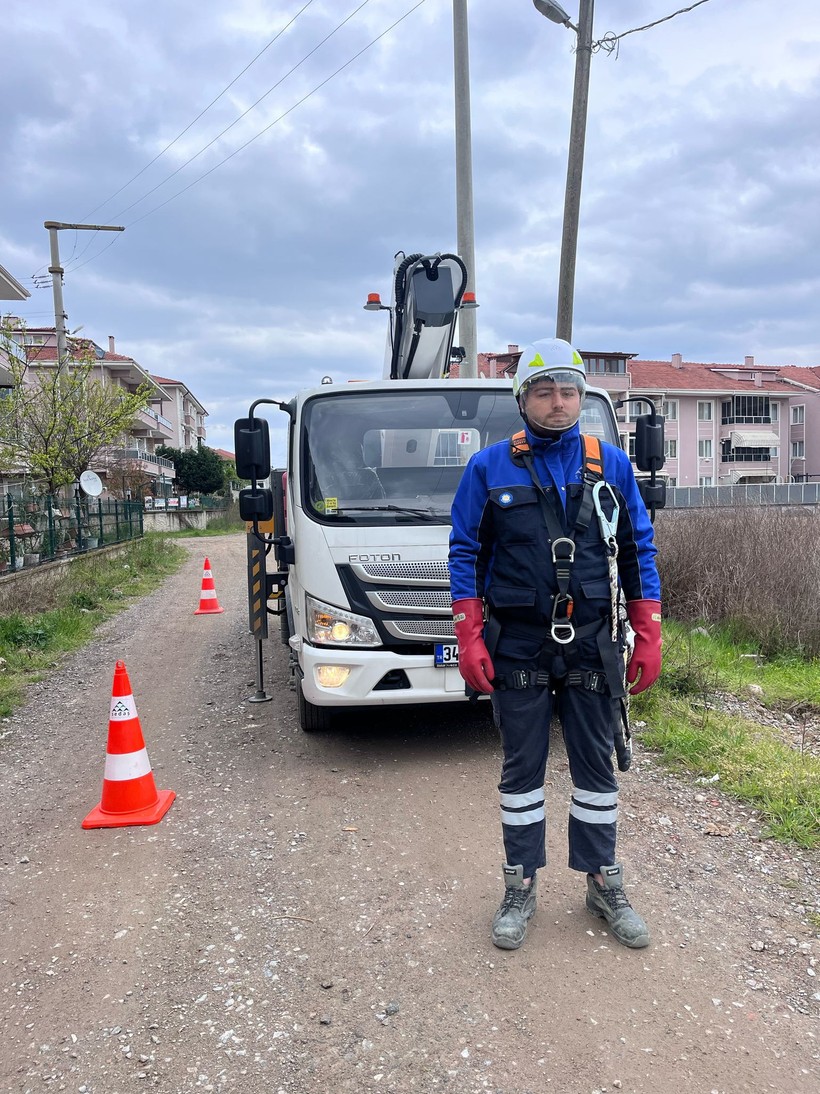 SEDAŞ ekipleri, elektrik direğinde mahsur kalan kediyi kurtardı! - Resim : 1