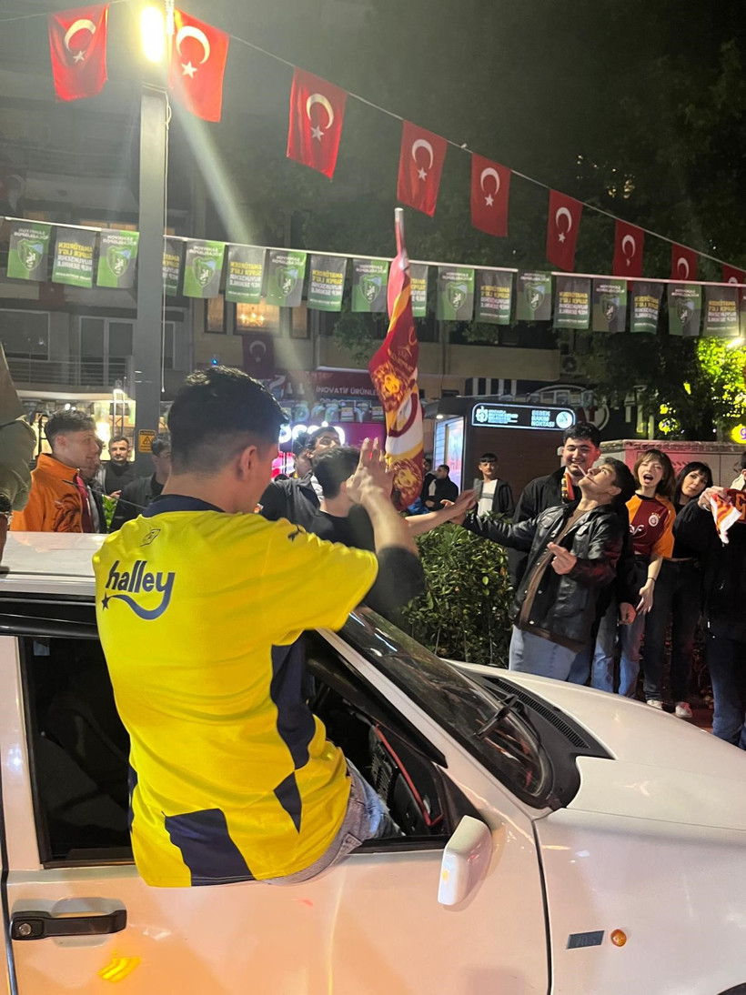 Kocaeli'de dikkat çeken kare! Fenerbahçe forması ile Galatasaray'ın şampiyonluğunu kutladı - Resim : 6
