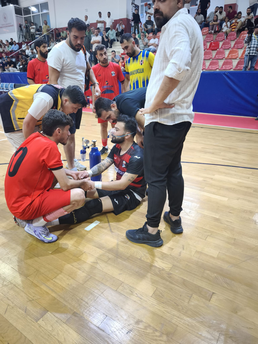 Futsal finalinde korkutan olay! - Resim : 2
