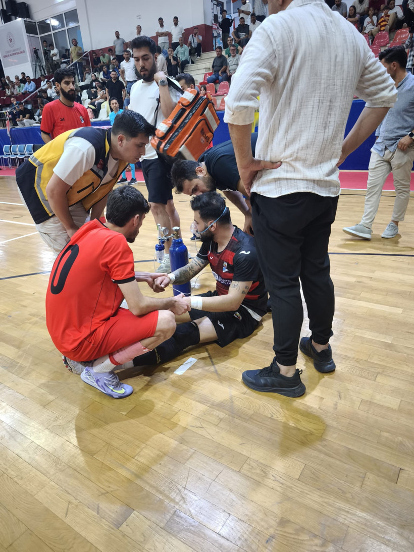 Futsal finalinde korkutan olay! - Resim : 3
