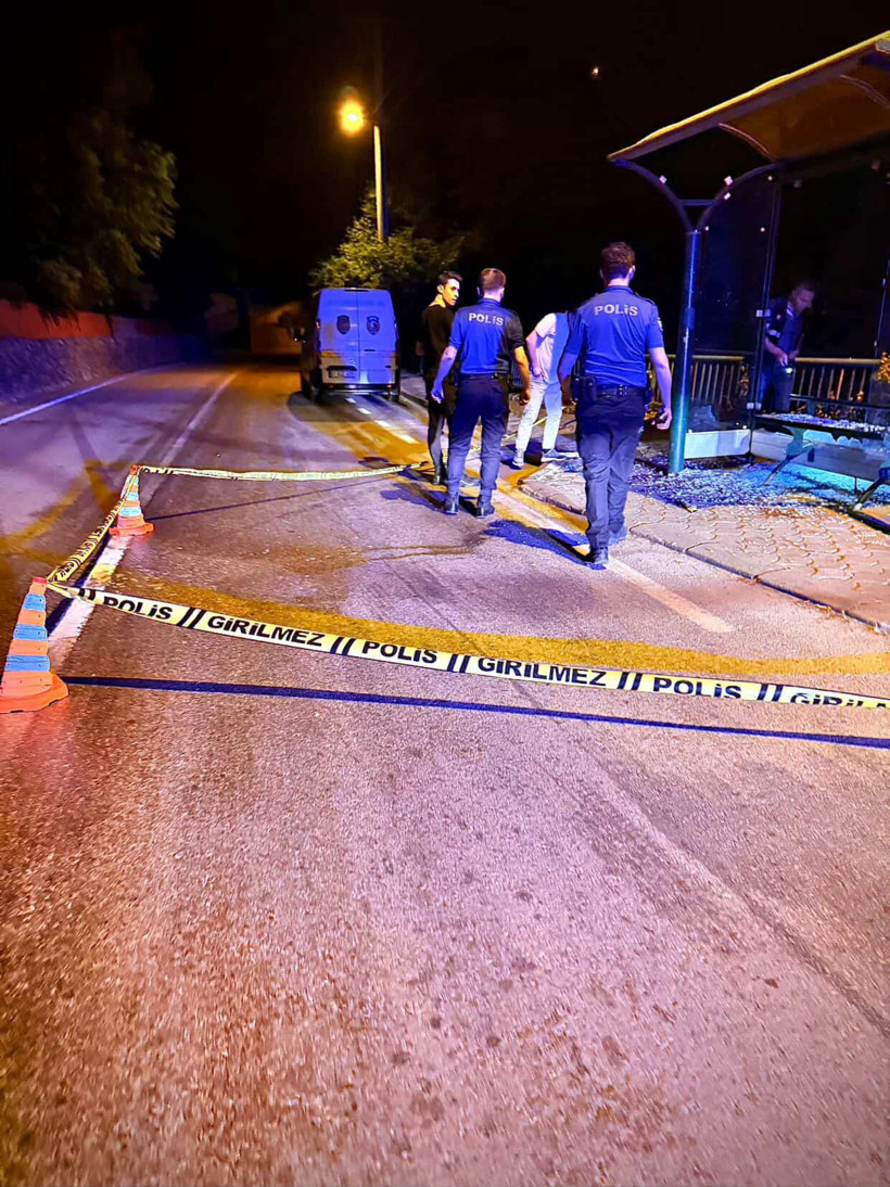 Otobüs durağına saldırı… Durağın camları kırıldı, kimyasal madde bulundu! - Resim : 5