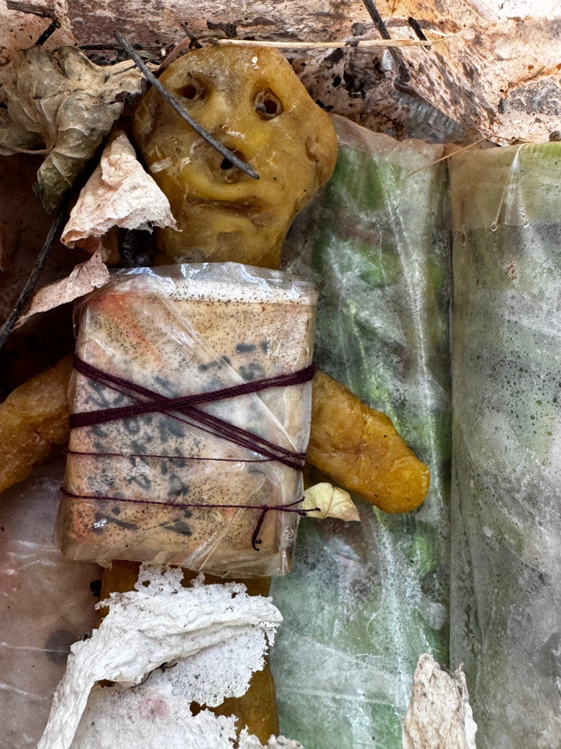 Mezarda bal mumundan yapılmış bebek ve bebeğe sarılı muska bulundu - Resim : 3