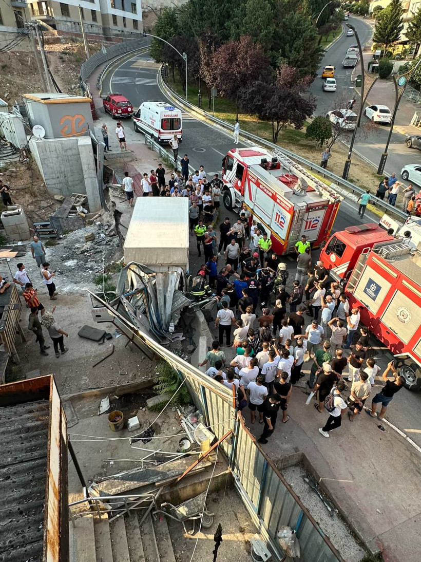 Santral Yokuşu'nda kaza... Sürücü araçta sıkıştı! - Resim : 5