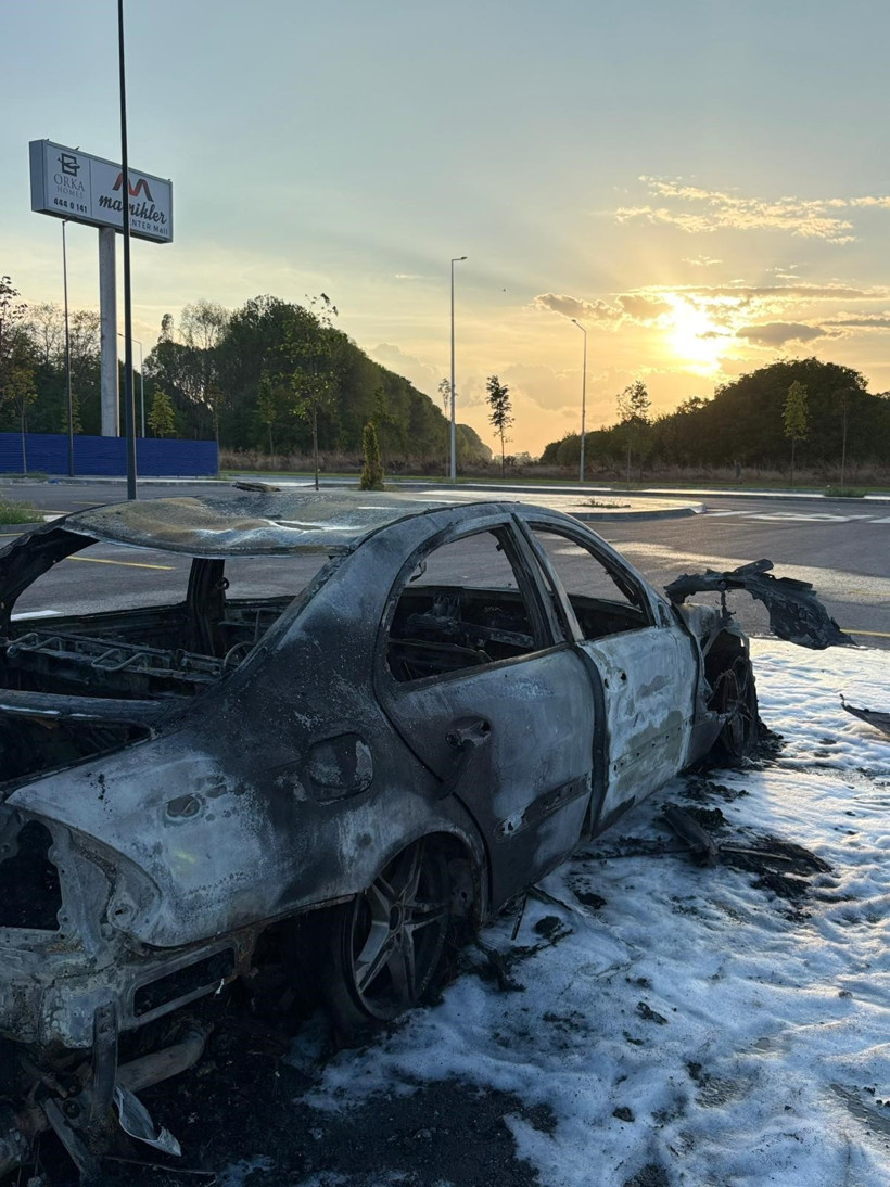 Aracını gümrükten geçiremeyince yaktı - Resim : 2